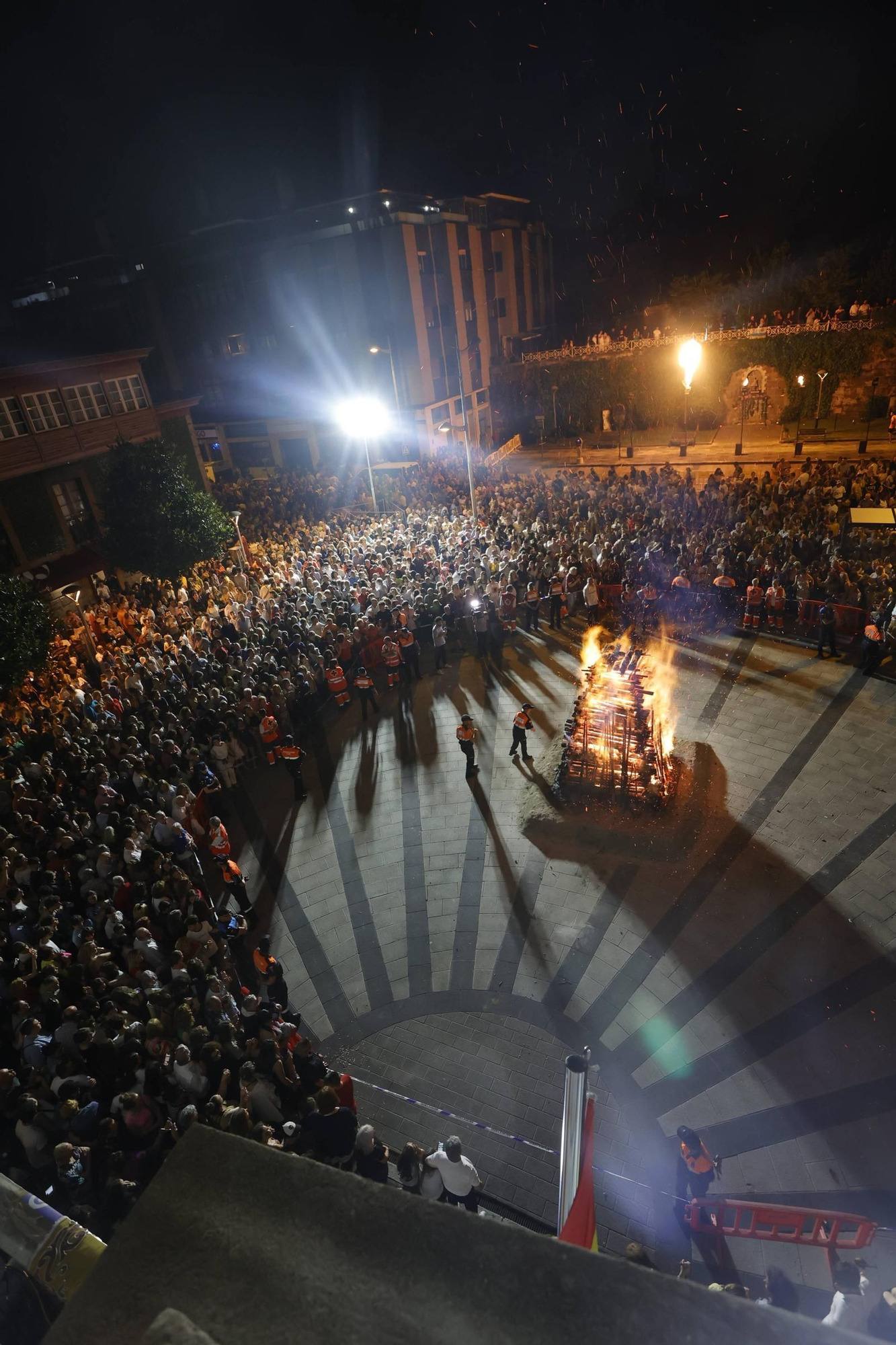 Así fue la hoguera de San Xuan en Mieres: arte, fuego y un dragón gigante