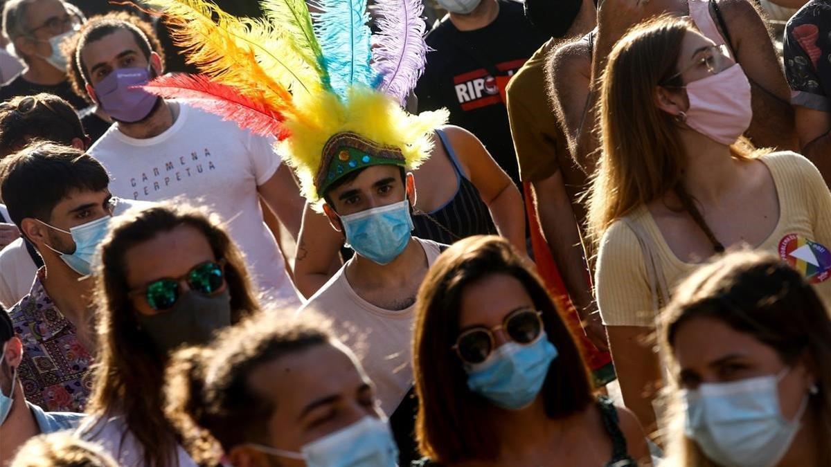 Cientos de personas participan en la celebración del  Dia del orgullo 2020  en Barcelona, organizada por la Federacion Estatal de Lesbianas, Gais, Trans y Bisexuales (FELGTB)