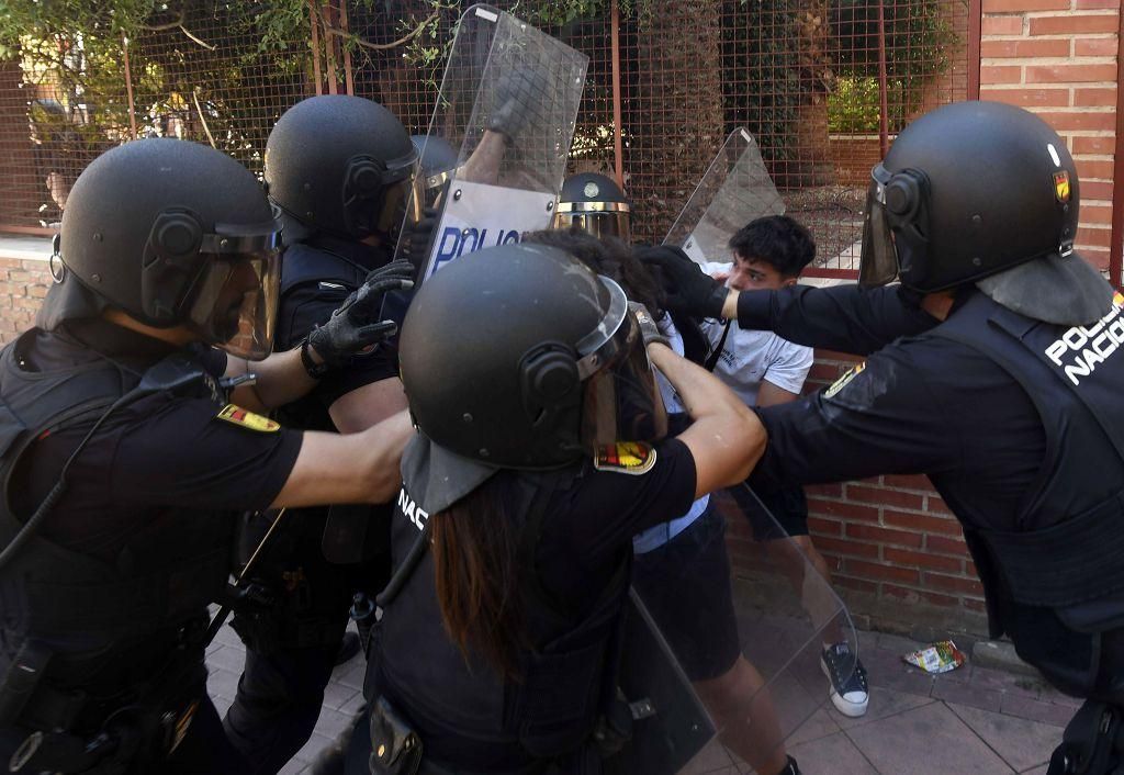 Todas las imágenes de la protesta por la Ebau y las cargas policiales junto a la Consejería de Educación