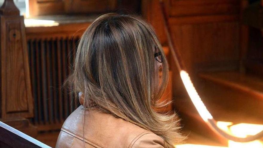 Rosa Charlín, la primera vez que acudió a la Audiencia de Pontevedra por este juicio en 2015. // R. Vázquez