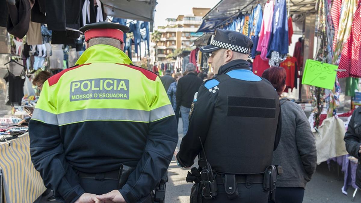 Un agente de los Mossos d'Esquadra y uno de la Policía Local en Esplugues.