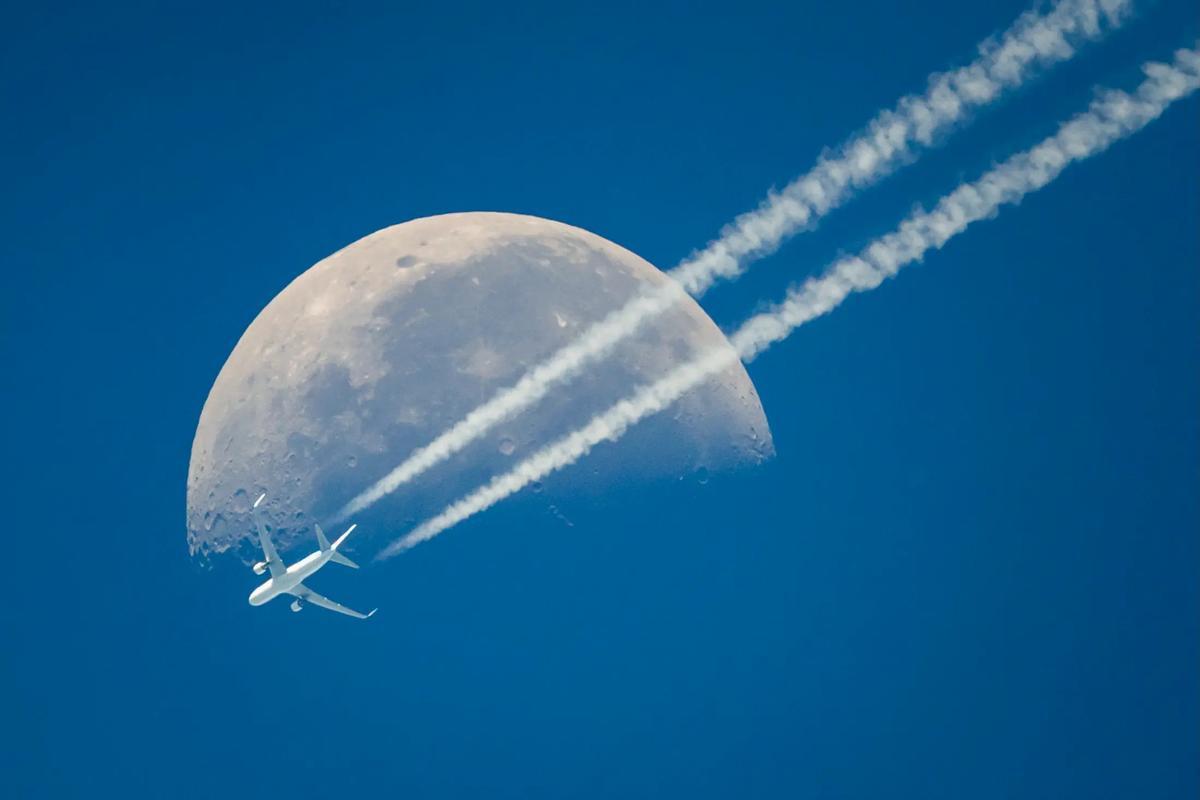 Un avión sobre Ginebra.