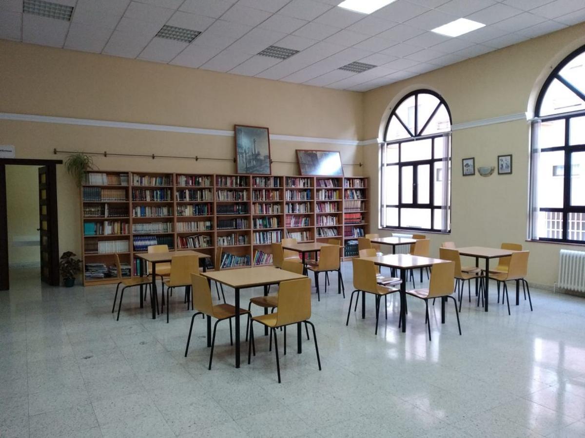 Biblioteca del centro de mayores Puerta Berrozana de Plasencia.