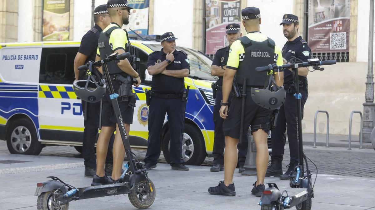 Varios agentes de la patrulla en patinete eléctrico de la Policía Local de Córdoba.