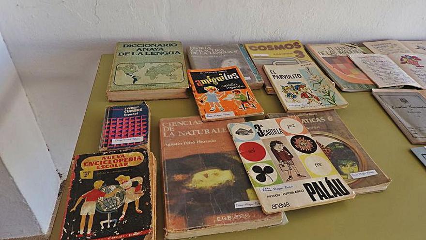 Libros y cuadernos antiguos expuestos en el colegio.