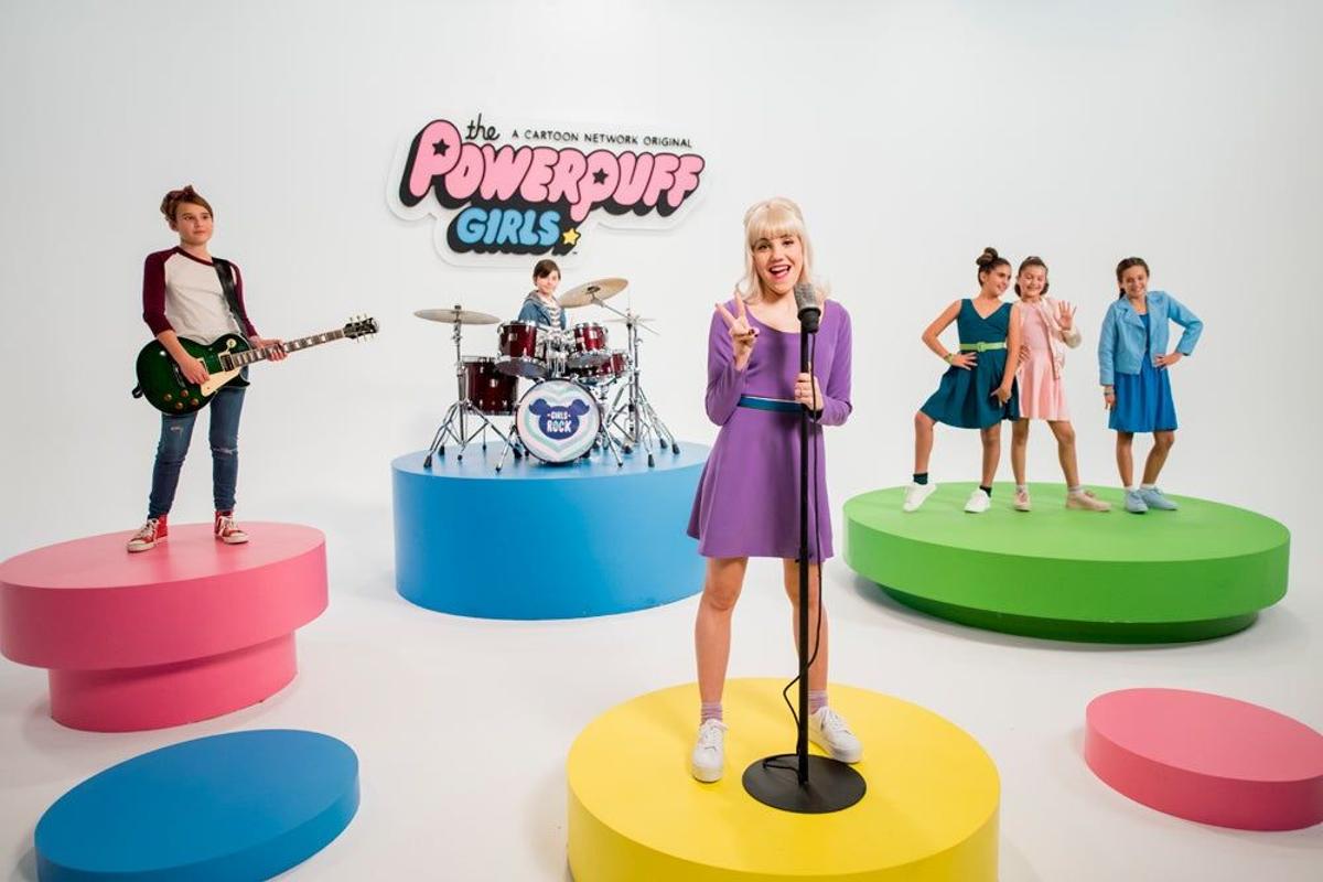 Angy Fernández canta con Las Supernenas