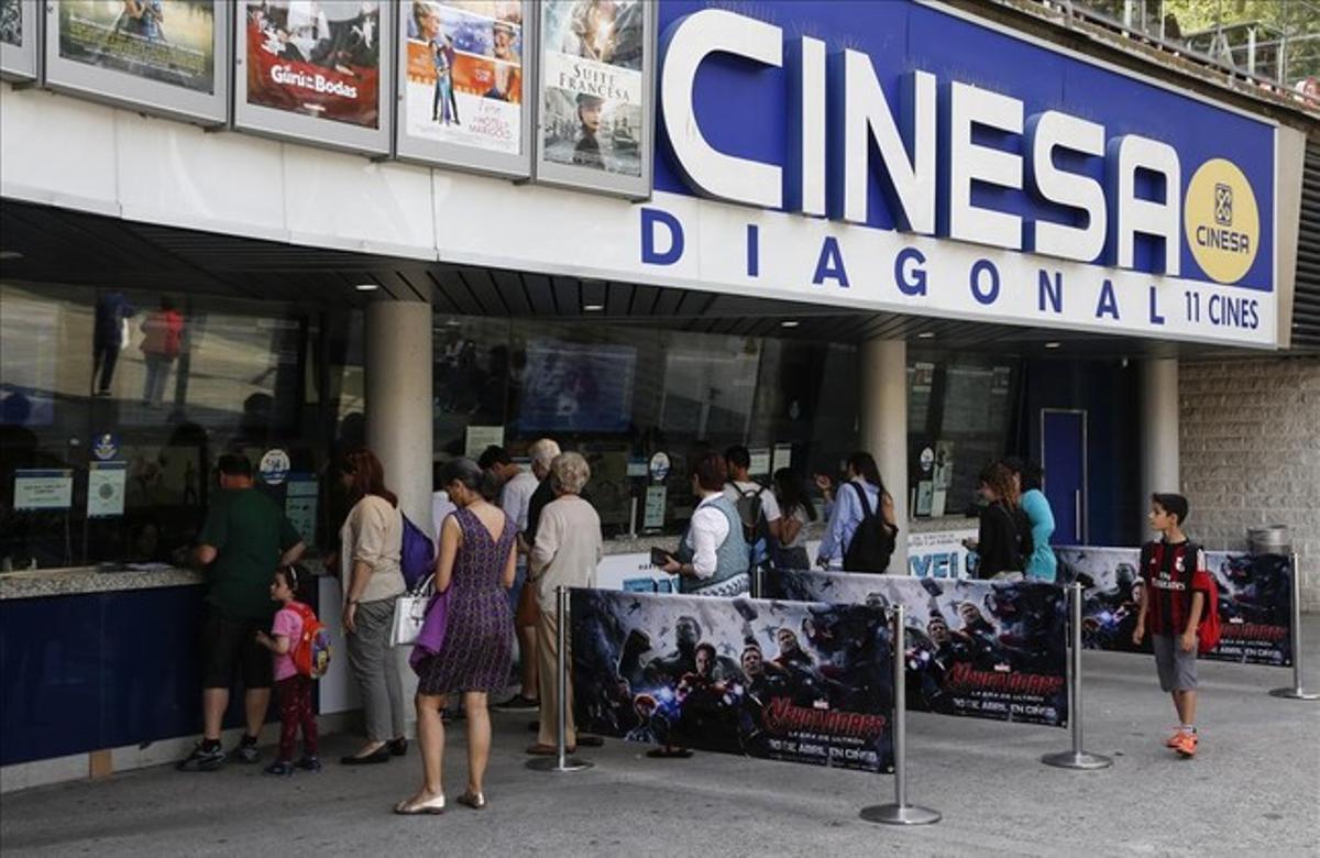 Un grup d’espectadors celebren la Festa del Cine a les taquilles de Cinesa Diagonal, aquest dilluns.