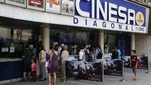 Un grup d’espectadors celebren la Festa del Cine a les taquilles de Cinesa Diagonal, aquest dilluns.