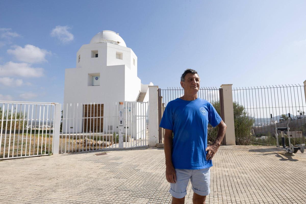 Pedro Pérez delante del observatorio de Puig des Molins
