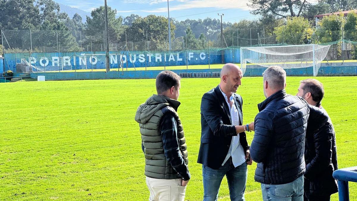El alcalde, Alejandro Lorenzo, en las instalaciones del campo de fútbol del Lourambal.