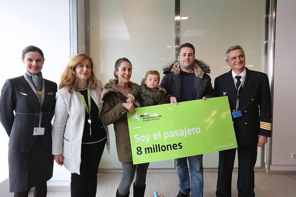 El aeropuerto de Ibiza recibe a Mari Carmen, el pasajero 8 millones