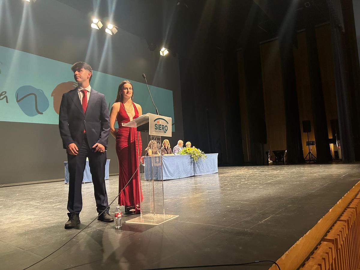 EN IMÁGENES: Graduación de Bachillerato y ciclos formativos del IES Juan de Villanueva de Pola de Siero