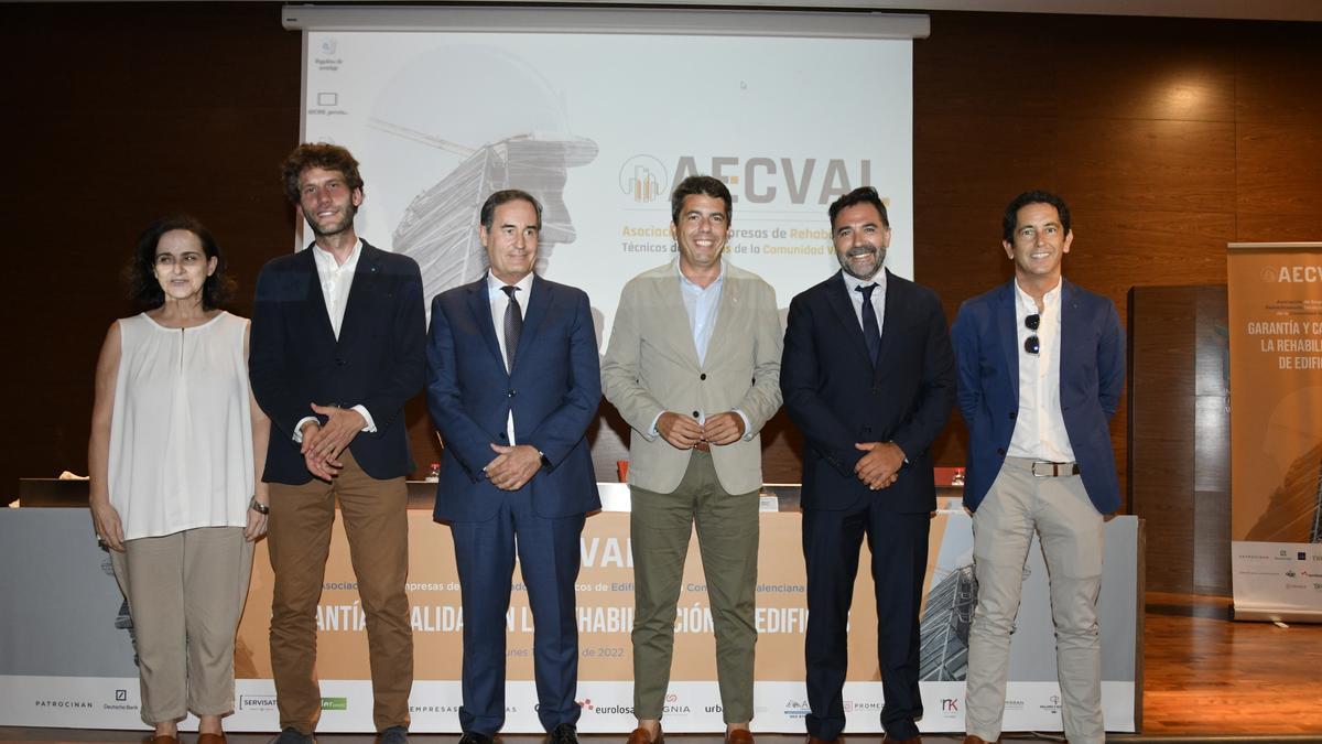 La directora del Instituto Valenciano de la Edificación, Begoña Serrano; el director general de Calidad, Rehabilitación y Eficiencia Energética, Alberto Rubio; el director de Negocio Estratégico e Instituciones de Deutsche Bank, José A. Aguilera; el presidente de la Diputación, Carlos Mazón;  el presidente de Aecval, Manuel Girona; y el vicepresidente de la asociación, Emilio Sanz.