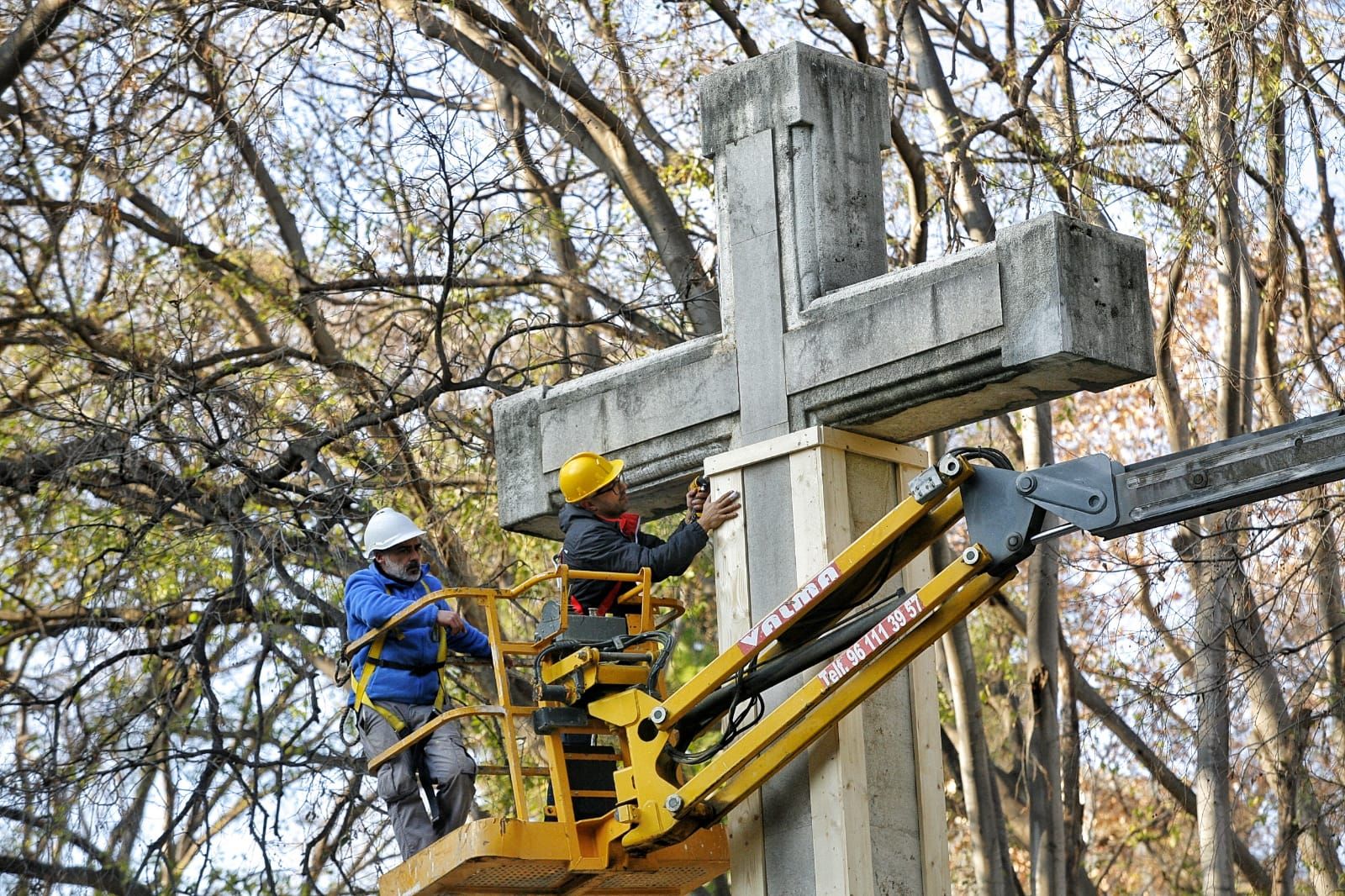 Últimos momentos de la cruz del Ribalta en el lugar en el que ha permanecido los últimos 79 años.