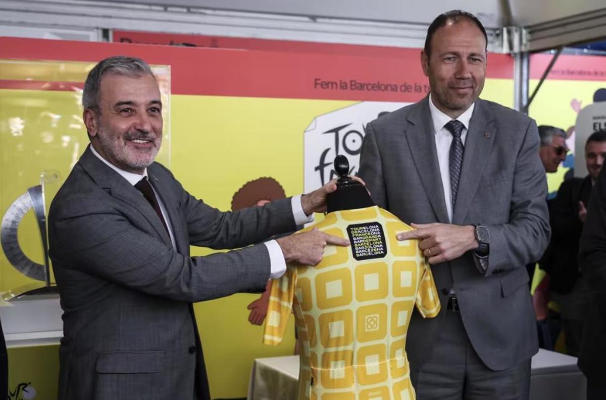 El alcalde de Barcelona, Jaume Collboni, y el conseller de Deportes de la Generalitat, Berni Álvarez, presentan el maillot oficial de la Grand Départ del Tour de Francia Barcelona 2026 durante el Barcelona Open Banc Sabadell-Conde de Godó 2026