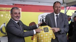 El alcalde de Barcelona, Jaume Collboni, y el conseller de Deportes de la Generalitat, Berni Álvarez, presentan el maillot oficial de la Grand Départ del Tour de Francia Barcelona 2026 durante el Barcelona Open Banc Sabadell-Conde de Godó 2026