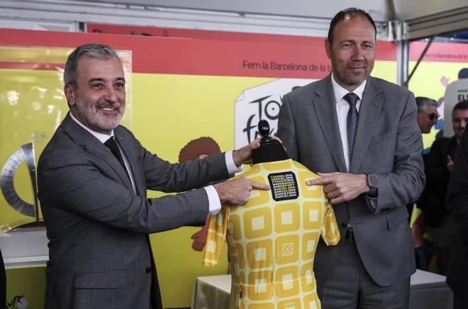 El alcalde de Barcelona, Jaume Collboni, y el conseller de Deportes de la Generalitat, Berni Álvarez, presentan el maillot oficial de la Grand Départ del Tour de Francia Barcelona 2026 durante el Barcelona Open Banc Sabadell-Conde de Godó 2026