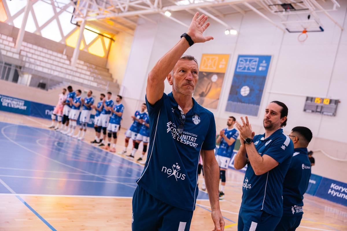 Emanuele Zanini saluda a la grada de Nou Moles