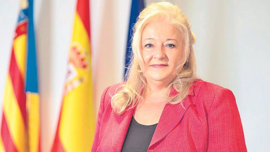 Araceli de Moya (Ciudadanos) presentará hoy su renuncia en un pleno para cumplir con el pacto y ceder la alcaldía a Rafael Albert (Partido Popular), quien tomará el relevo de la vara de mando el próximo sábado.