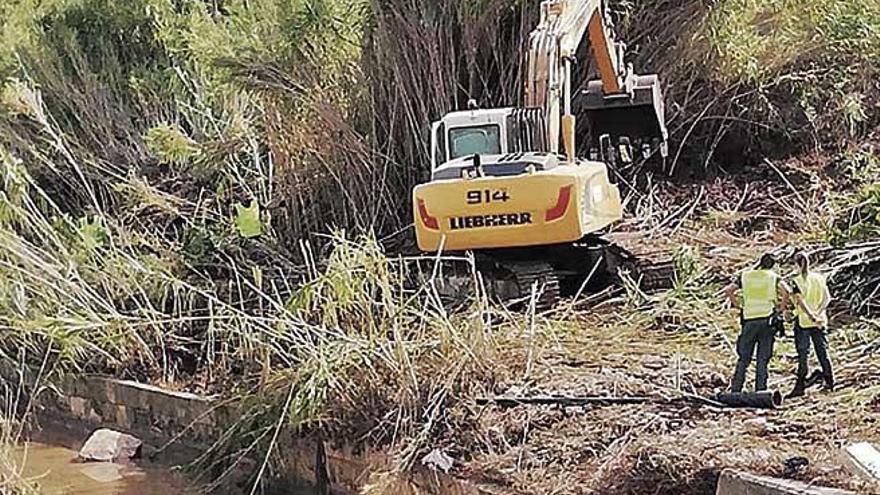 Los equipos de búsqueda desbrozaron los márgenes del torrente con ayuda de excavadoras.