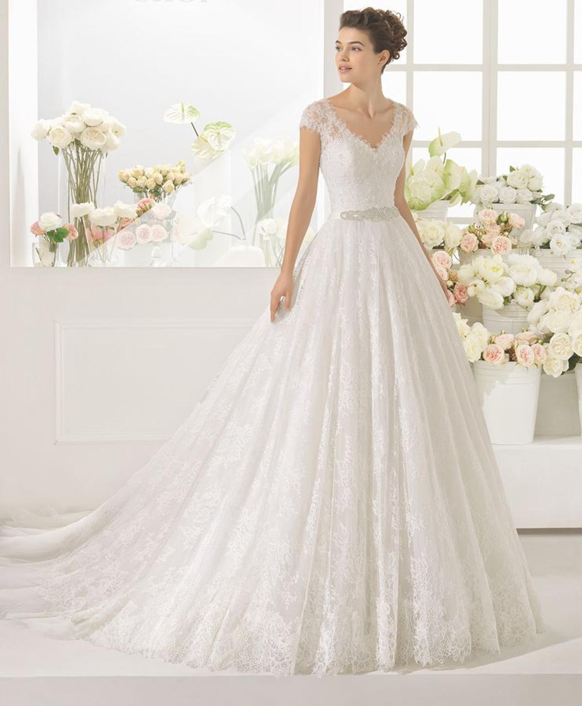 8 vestidos de novia con encaje: vestido princesa de encaje y pedrería con escote en V