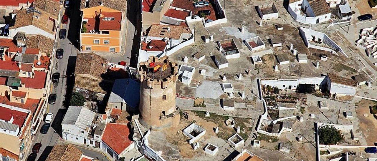 Vista aérea de la torre de Paterna y las cuevas.