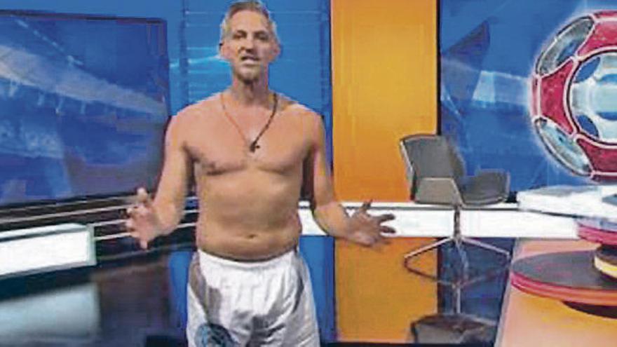 Lineker, en el plató, en ropa interior. // FdV