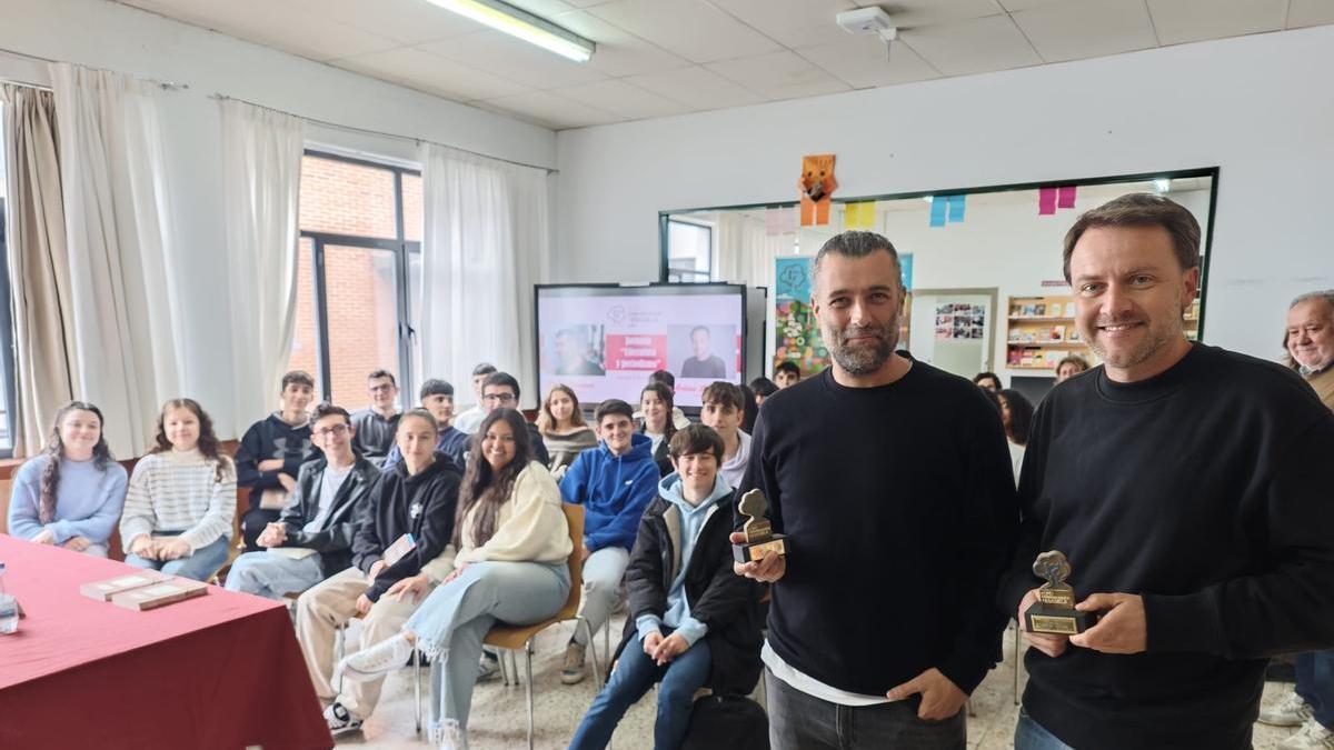 Nacho Carretero y Arturo Lezcano con los estudiantes de Vegadeo.