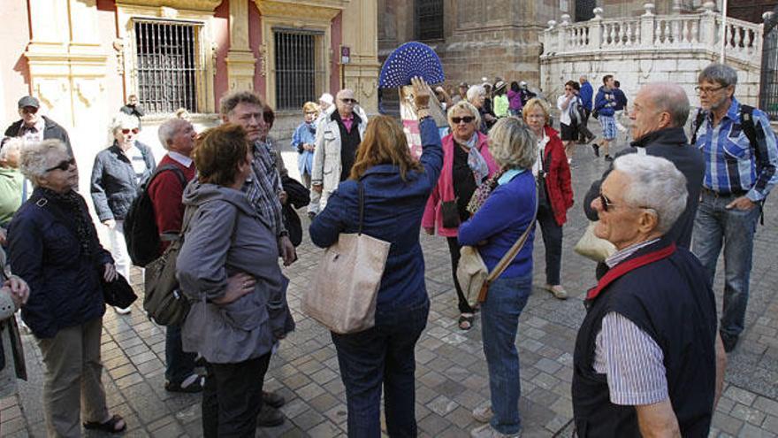 Cruceristas y visitantes para ver la ciudad y al Cristo de Mena.