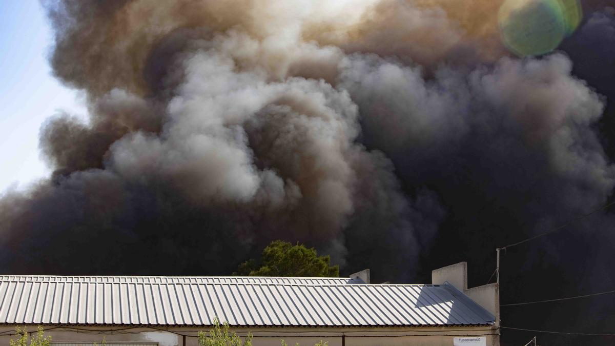 Se desata un incendio en una nave de almacenaje de ropa en L'Olleria