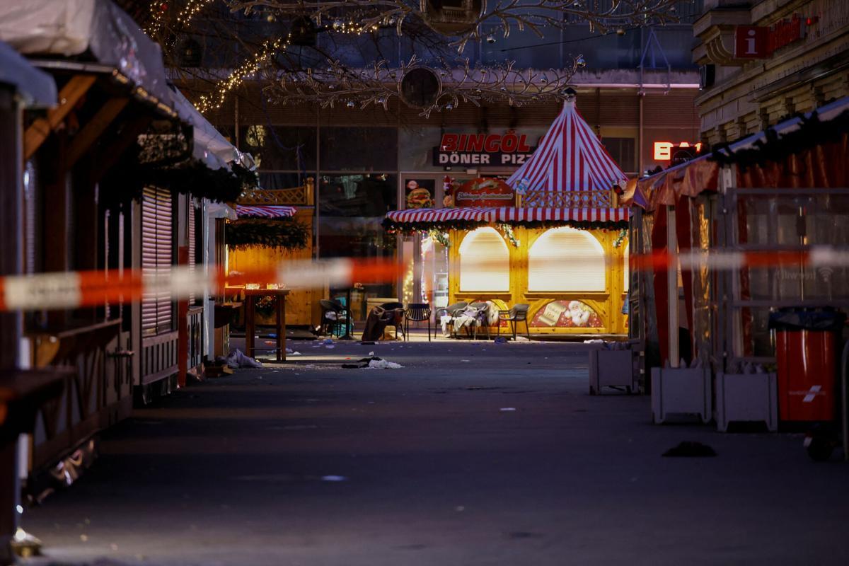 La escena del crimen, en el mercadillo navideño de Magdeburgo. La escena del crimen, en el mercadillo navideño de Magdeburgo.