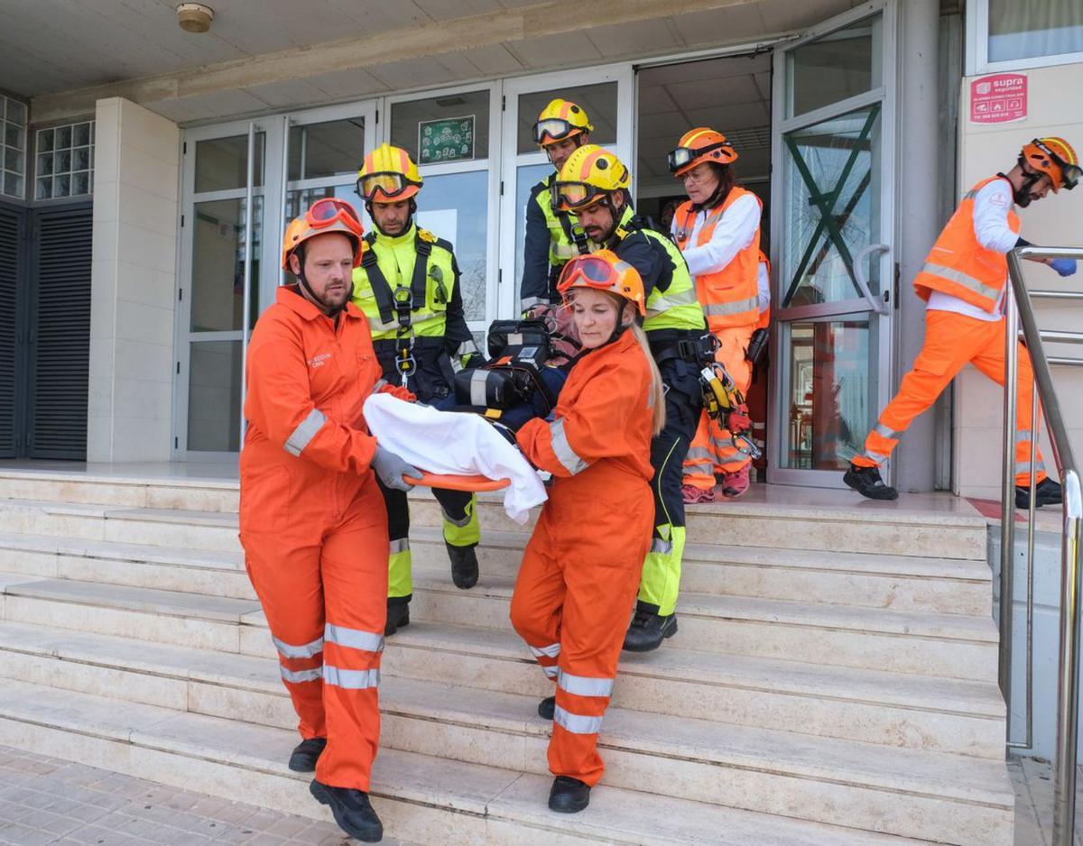 Simulacro de terremoto en marzo de 2023 Torrevieja. A la derecha, la imagen de San Emigdio que sale hoy en procesión y rogativa en Catral.  | MOISÉS APARICIO