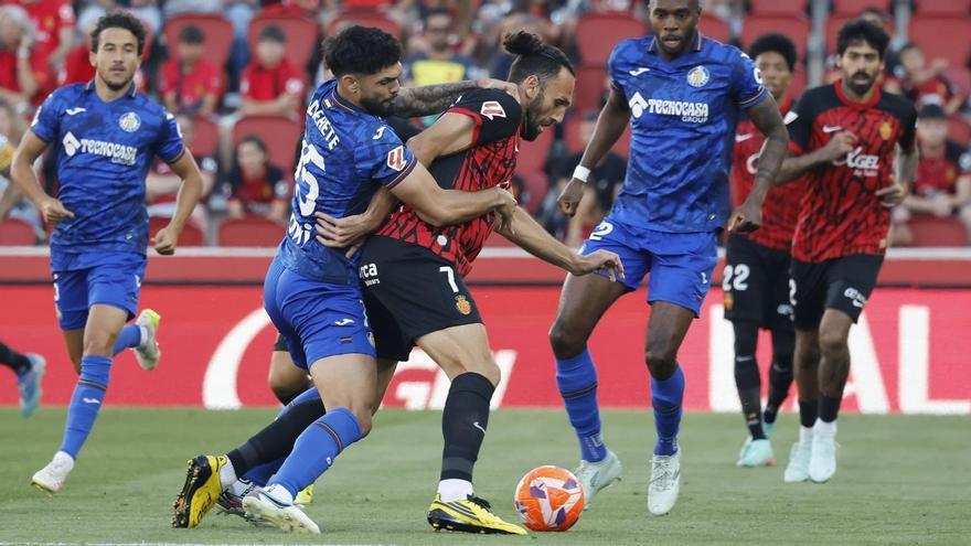 Muriqi forcejea con Alderete en el último Mallorca-Getafe.