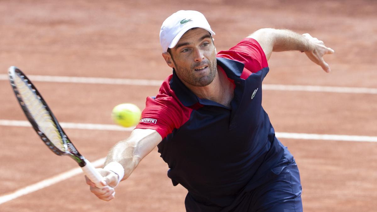 Pablo Andújar devuelve un golpe en la red durante el  partido frente a Roger Federer.