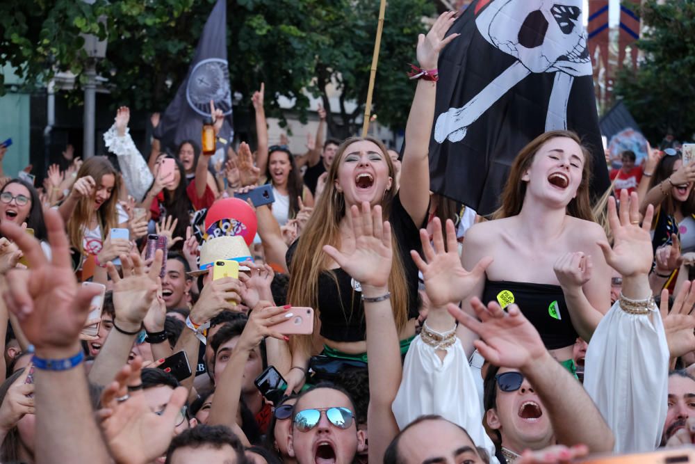 Millones de papelitos sobrevolaron a los miles de eldenses que se apiñaron cerca del castillo de Embajadas para escuchar y cantar el pasodoble Idella, que marca el comienzo de las fiestas