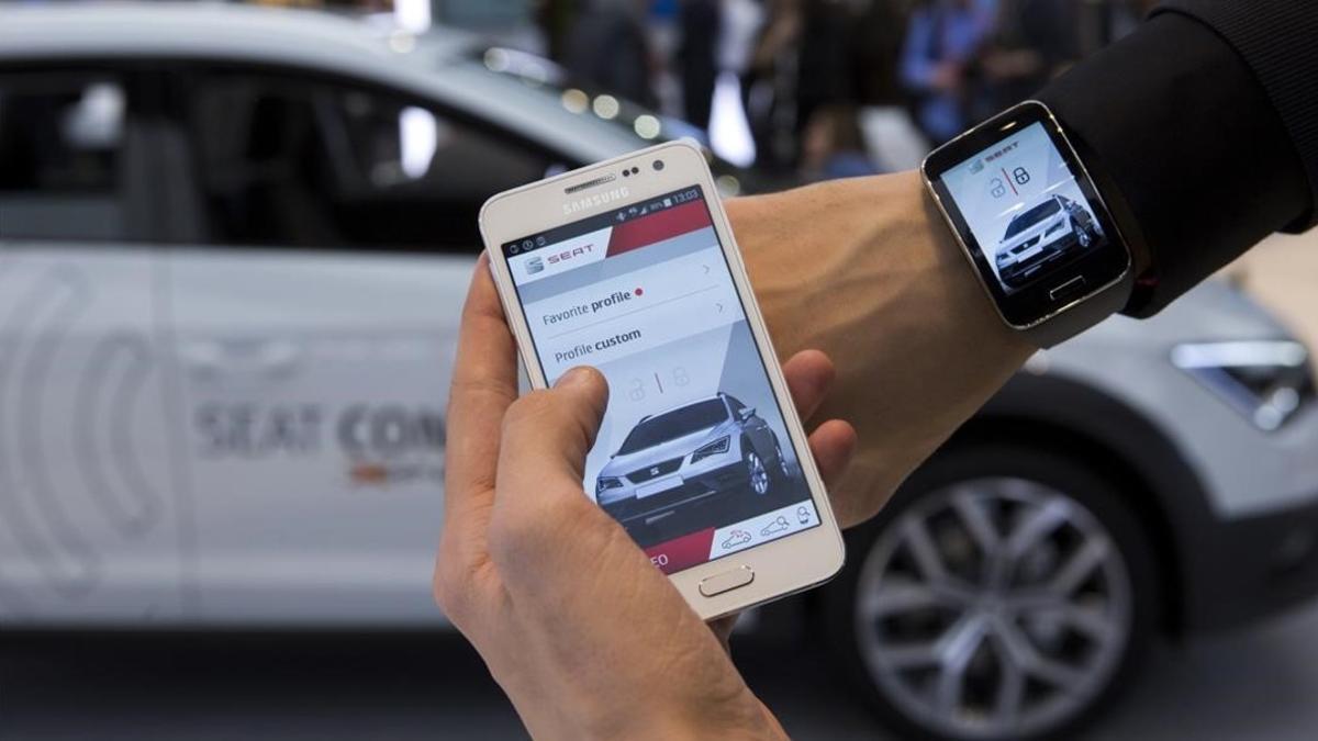 Demostración del coche conectado de Seat en el Mobile World Congress.