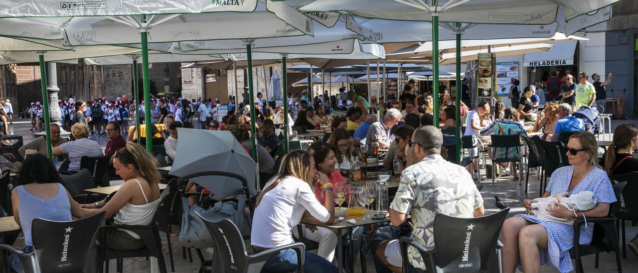 Terrasses plenes de residents i turistes el maig passat a València.