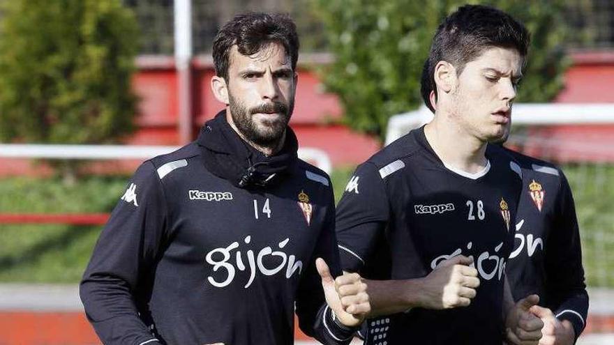 Alberto Guitián corre junto a Jorge Meré en su etapa en el Sporting.