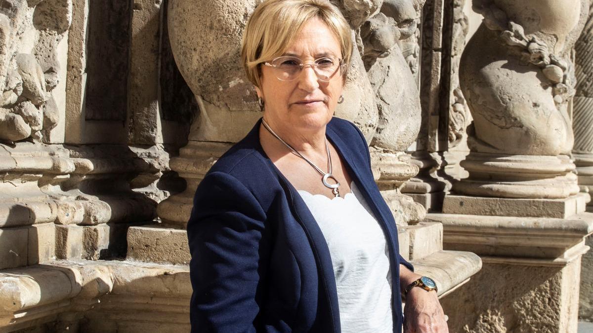 Ana Barceló, en la fachada del Ayuntamiento de Alicante