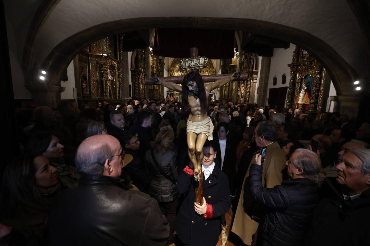 EN IMÁGENES: El cardenal Artime preside la fiesta del Socorro en Luanco, junto al Arzobispo y con la presencia de Adrián Barbón