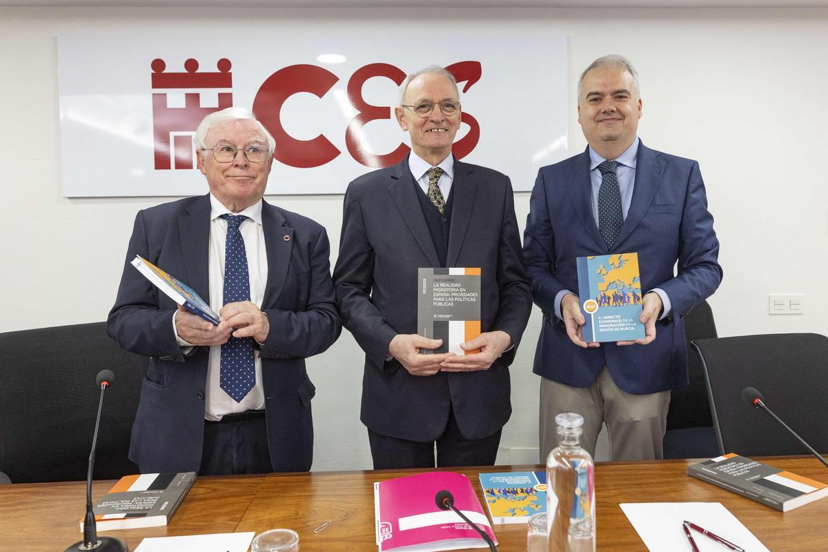 Nicolás González (d.), junto a los presidentes del CES nacional y regional, Antón Costas y José Antonio Cobacho, durante la presentación del estudio en Murcia.