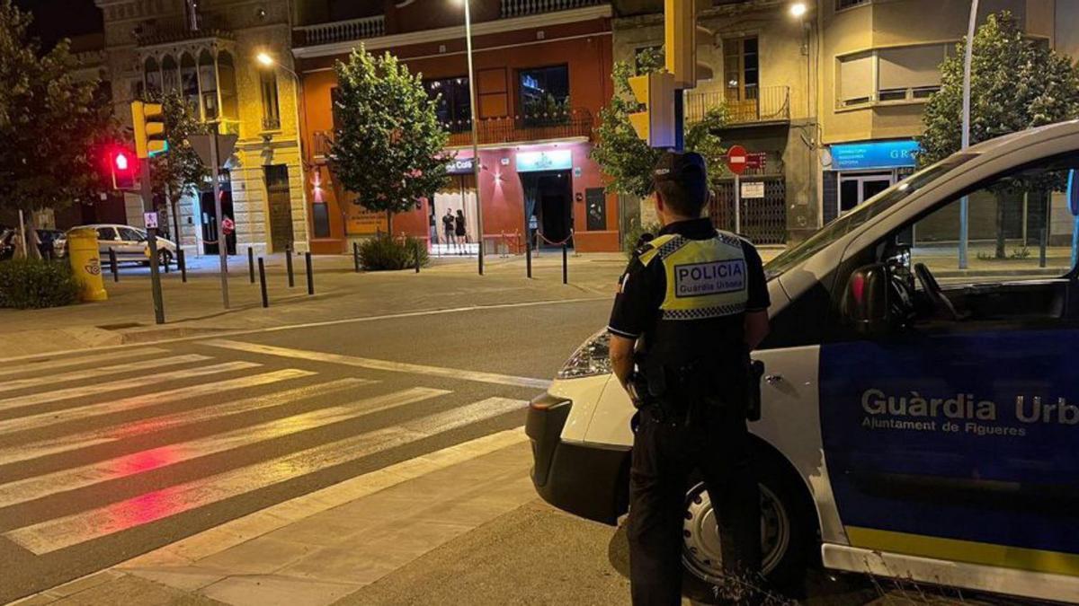 La Guàrdia Urbana patrullant a la plaça del Sol.  | AJUNTAMENT DE FIGUERES