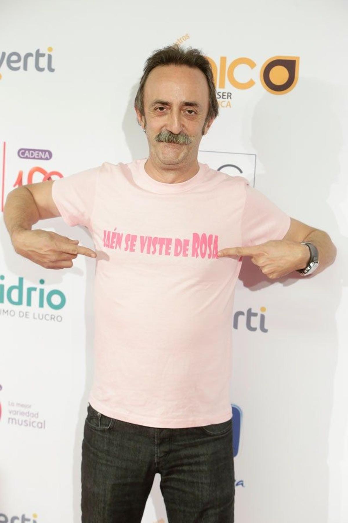 Santi Rodríguez posa sobre la alfombra rosa del concierto 'Por ellas' de la Cadena 100.