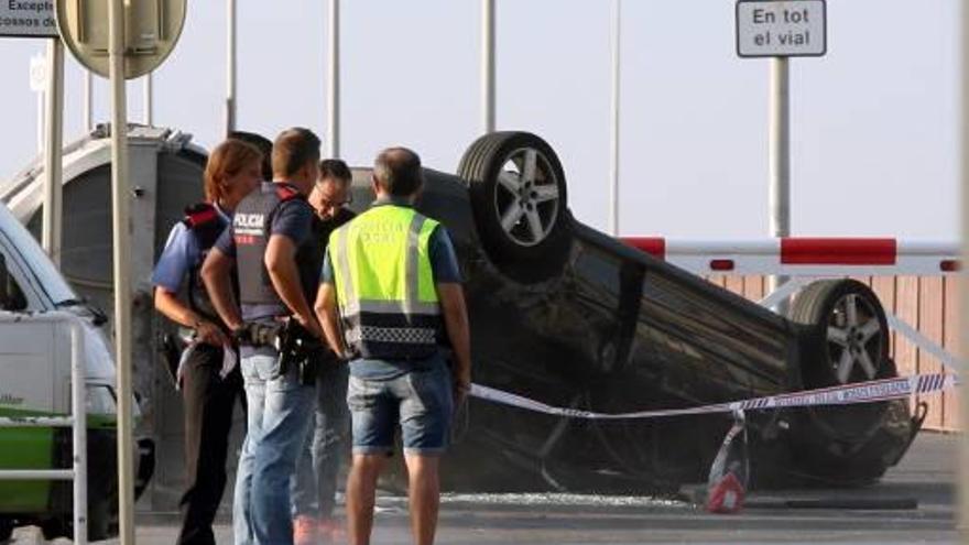 Una imatge del vehicle, model Audi A3, dels terroristes de Cambrils després de ser abatuts.