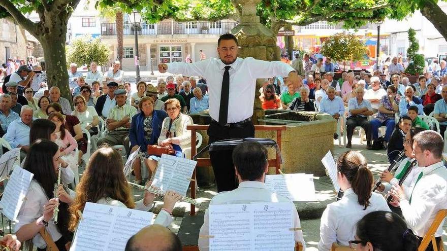 La Banda de Agolada, con su antiguo director Nilo García, en un concierto de las fiestas. // Bernabé/J.Lalín