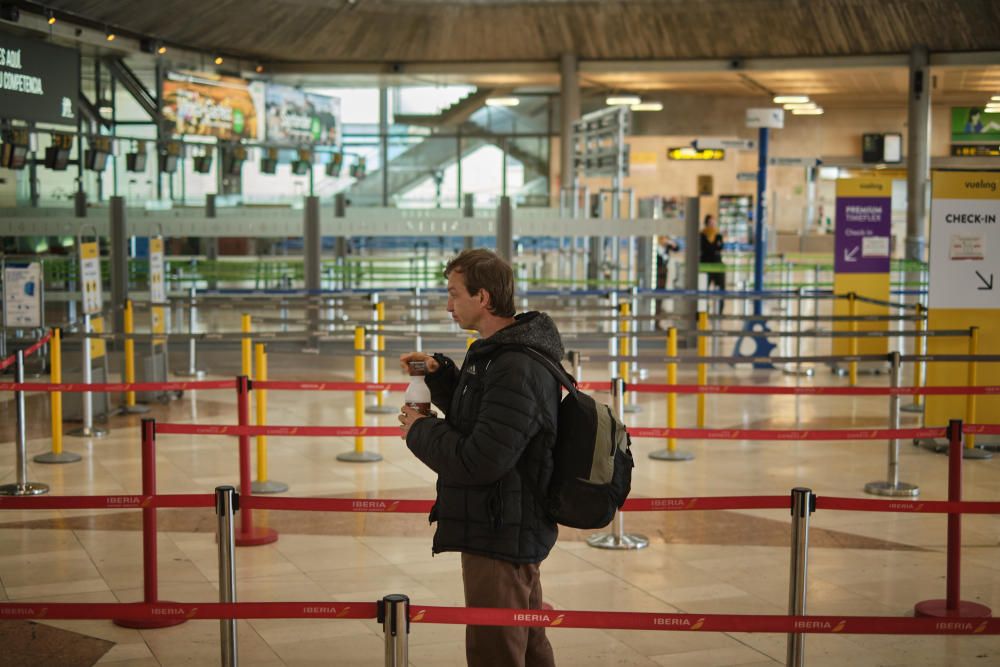 Fotos del aeropuerto de Los Rodeos sin gente por las restricciones. Mascarilla Coronavirus Covid19  | 30/03/2020 | Fotógrafo: Andrés Gutiérrez Taberne