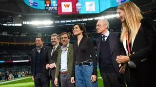 El Bernabéu regatea los varapalos judiciales con más eventos y frente a las críticas políticas: "Es un regalo de Ayuso a Florentino"