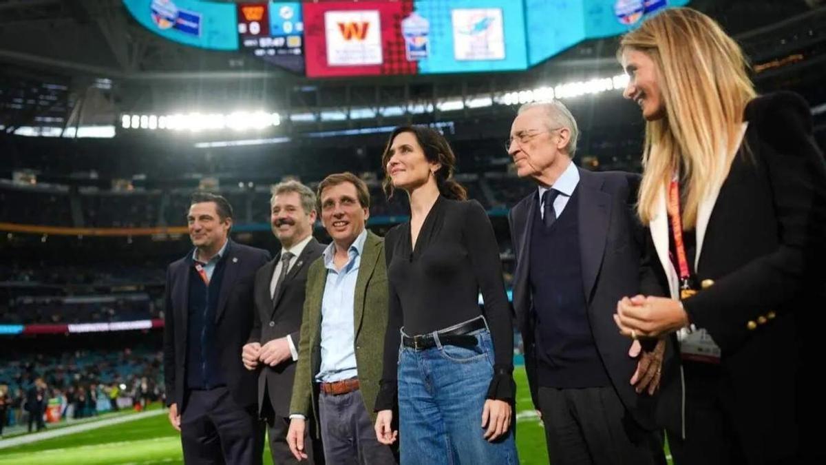 Isabel Díaz Ayuso, entre José Luis Martínez-Almeida y Florentino Pérez, en el Santiago Bernabéu durante el primer partido oficial de la NFL en España.