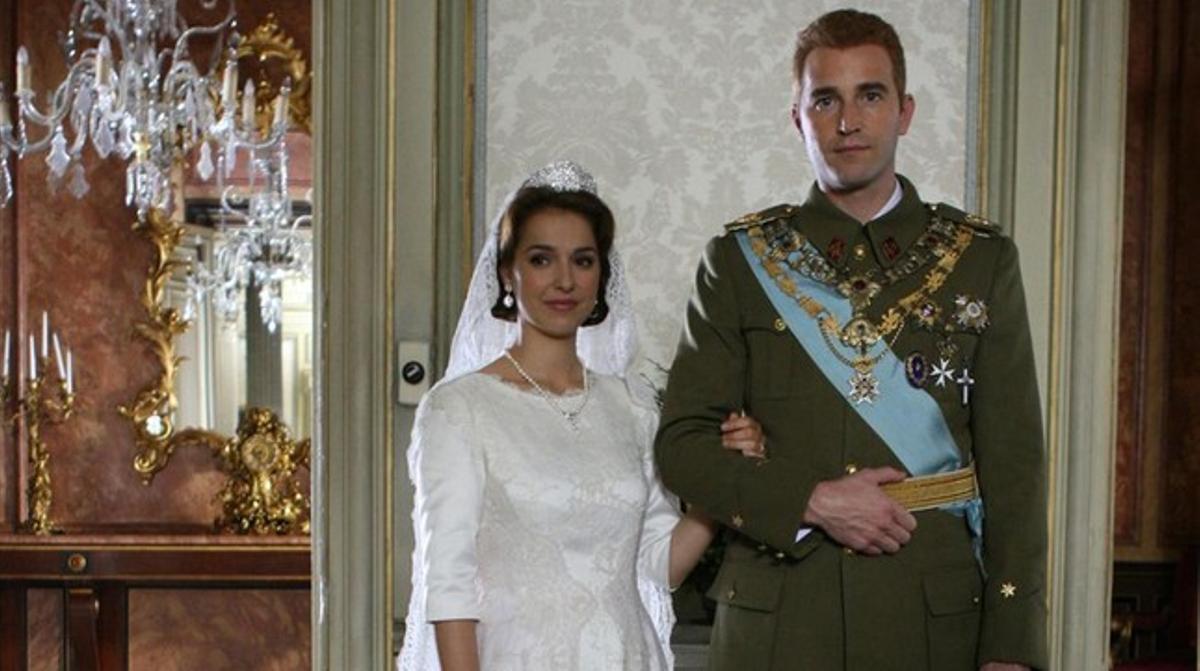 Cristina Brondo i Fernando Gil, com Sofia i Joan Carles, en la minisèrie de Tele 5 ’El Rey’. 