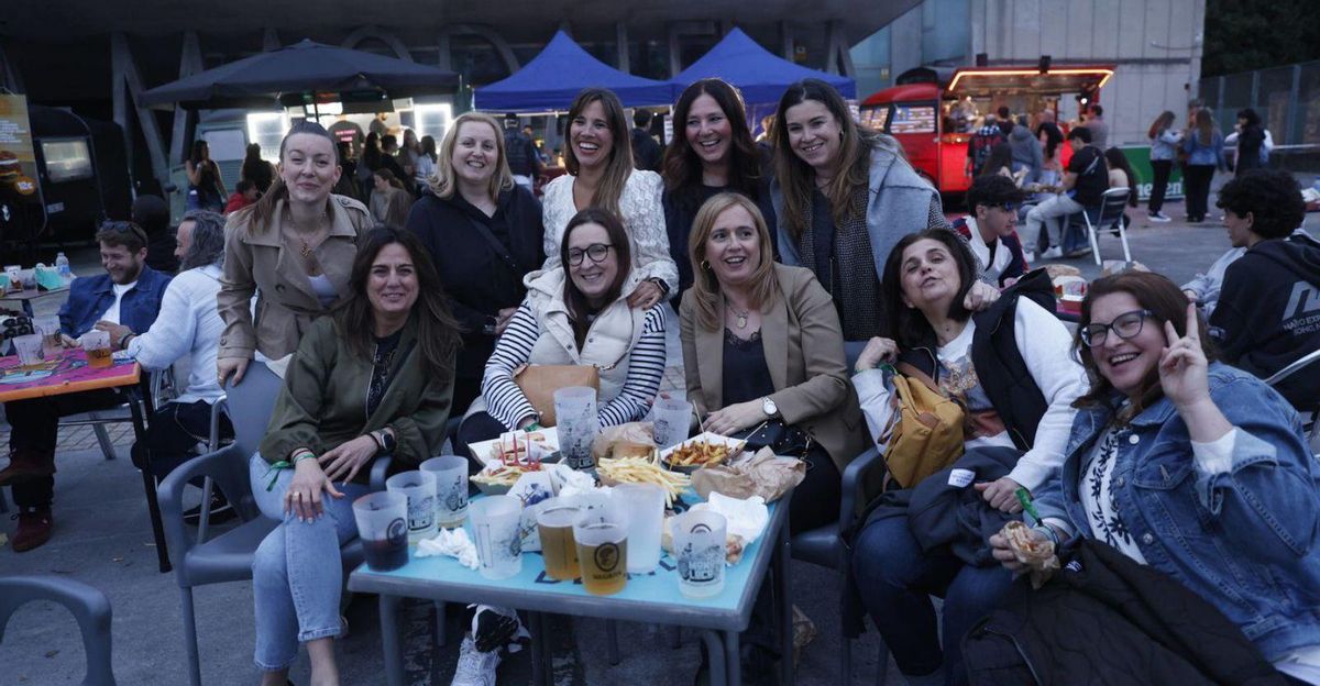 Un grupo de madres, de cervezas y picoteo en el exterior del recinto, a la espera de sus hijos.